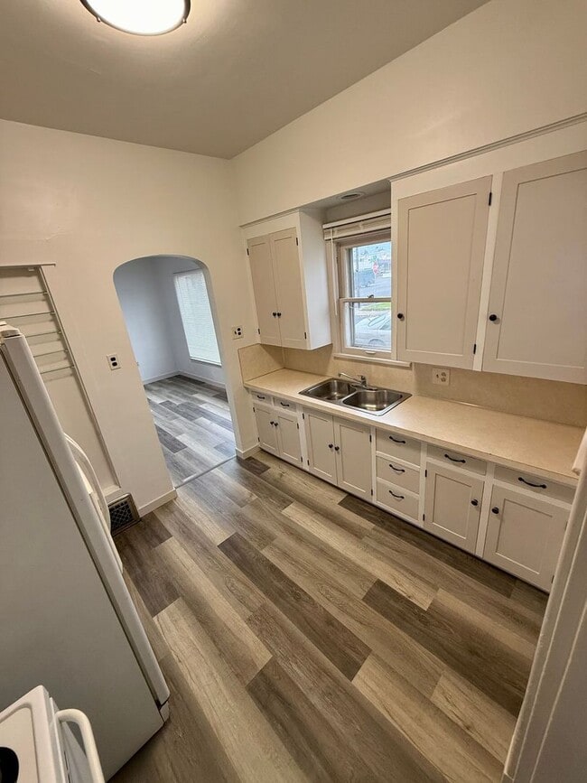 Building Photo - Approved Applicant - 2 Bedroom Newly Remod...
