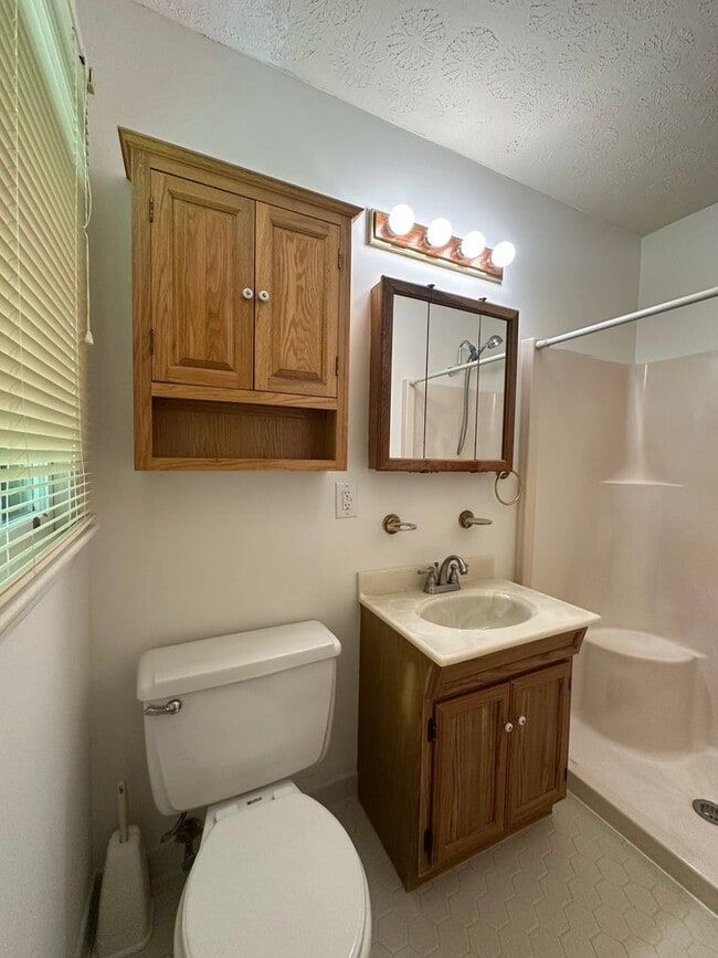 Building Photo - Available now,  3/2 with large unfinished basement, in University Heights