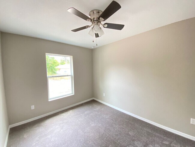 Building Photo - Custom Home - Desirable SE Ocala Neighborhood 3/2/2 **Won't Last**