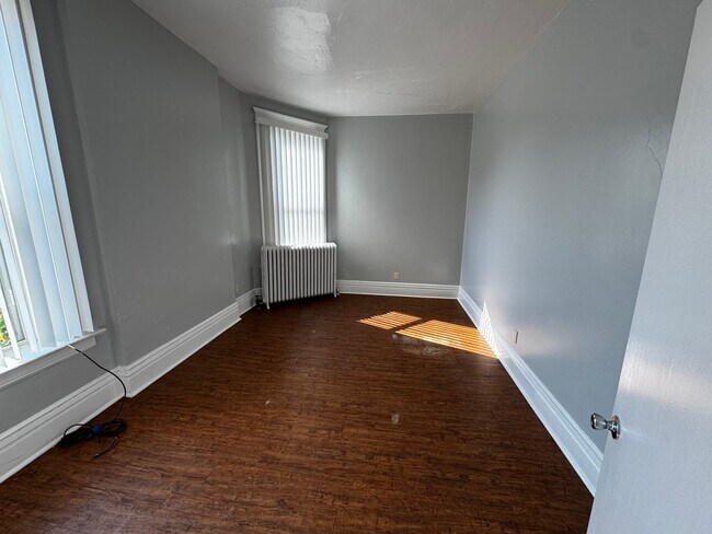 Building Photo - Large 2 Bedroom Apartment