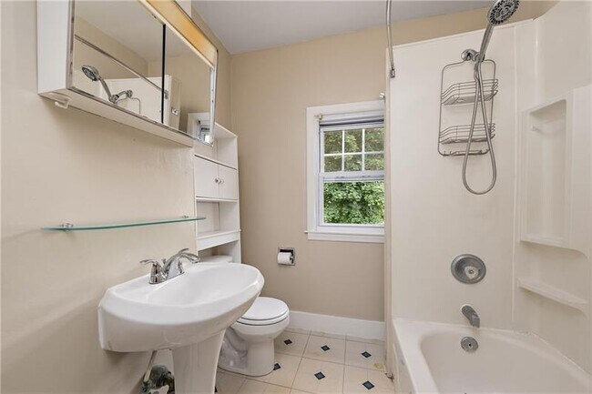 Building Photo - 318 Sprott Way