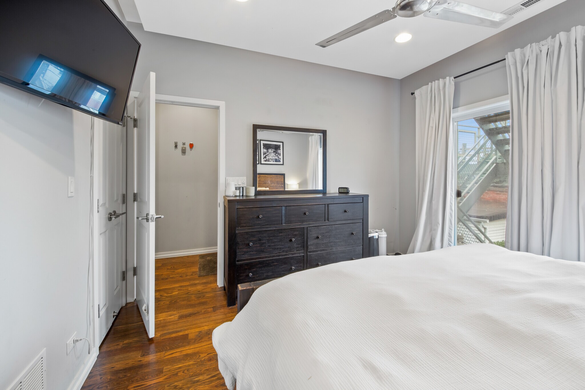 Building Photo - 2339 N Leavitt St