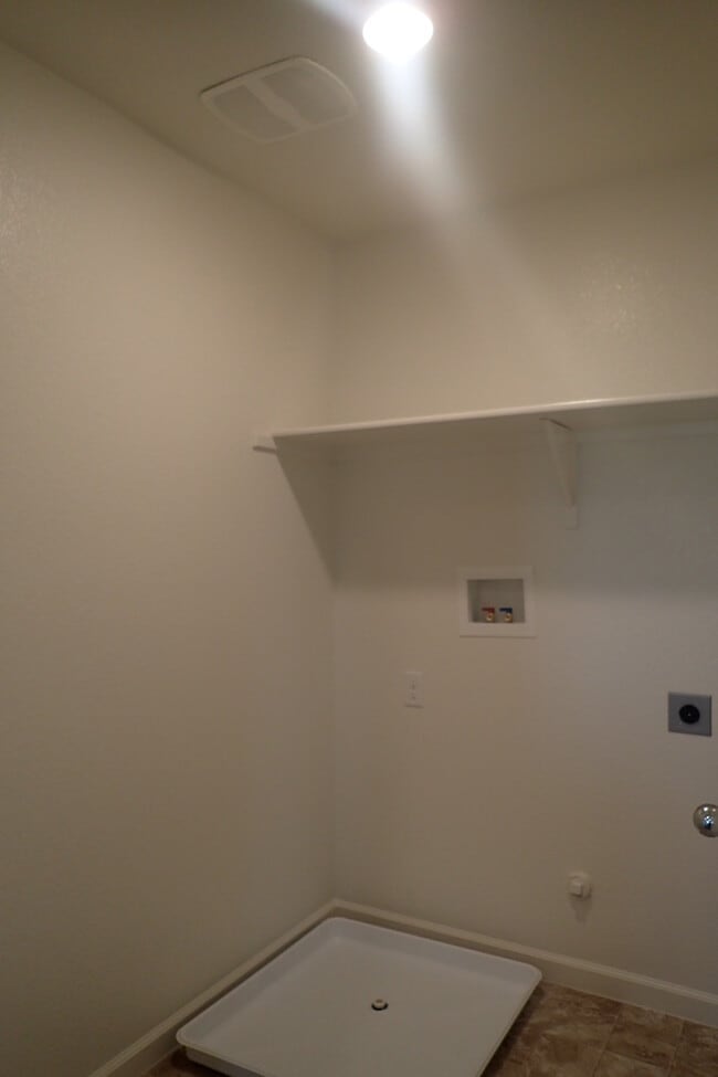 Building Photo - Gorgeous Brand New 4 bed 3 bath 2 story ho...