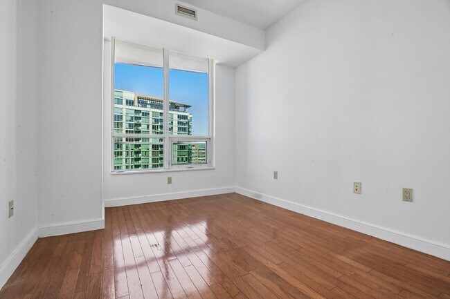 Building Photo - 20 Newport Pkwy