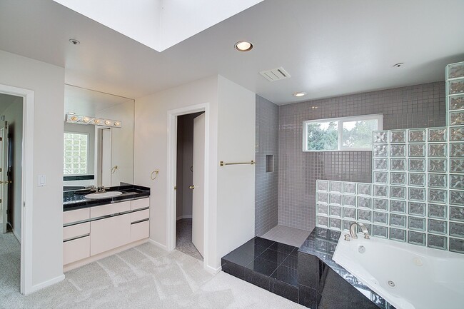 Building Photo - 4bd/3.5ba Mercer Island Home