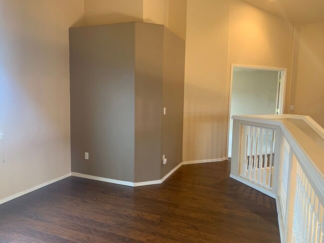 Building Photo - Great 3BD 2.5BA Fisher's Landing! Large Fe...