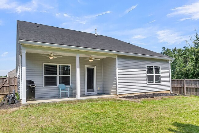 Building Photo - Spacious 4-Bedroom Home with Modern Upgrad...