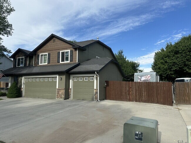 Building Photo - "Spacious 4-Bedroom Gem with 2.5 Bathrooms...