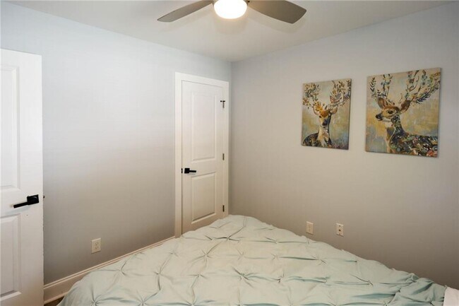 Building Photo - 1809 Vesta Ave