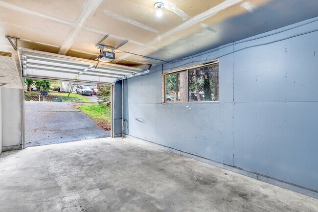 Building Photo - Spacious Townhome Duplex with Large fenced...