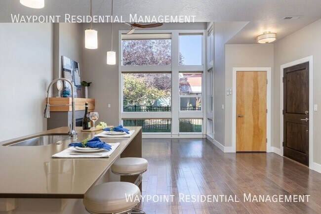 Building Photo - 1415 E Lone Creek Dr