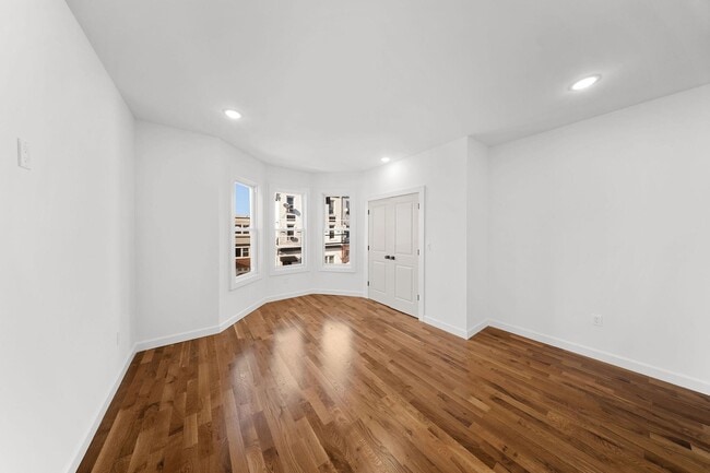 Building Photo - 319 William St