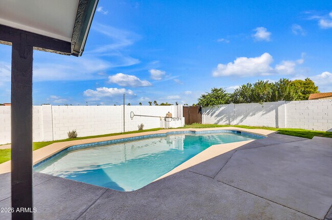 Building Photo - 1018 W Ivanhoe St