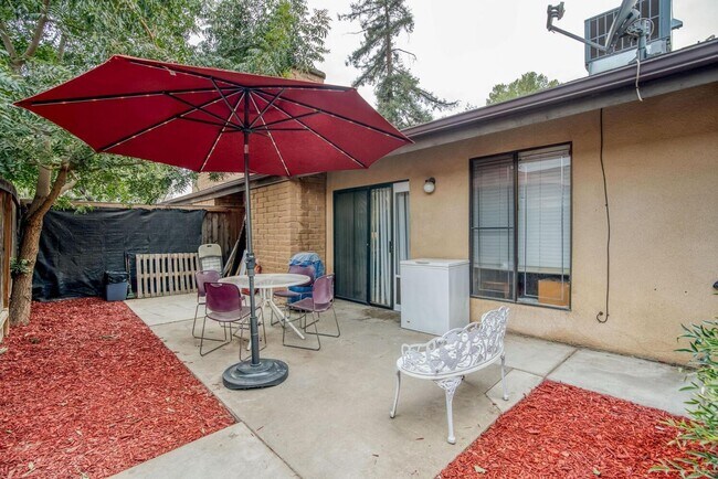 Building Photo - 1441 W Norwich Ave