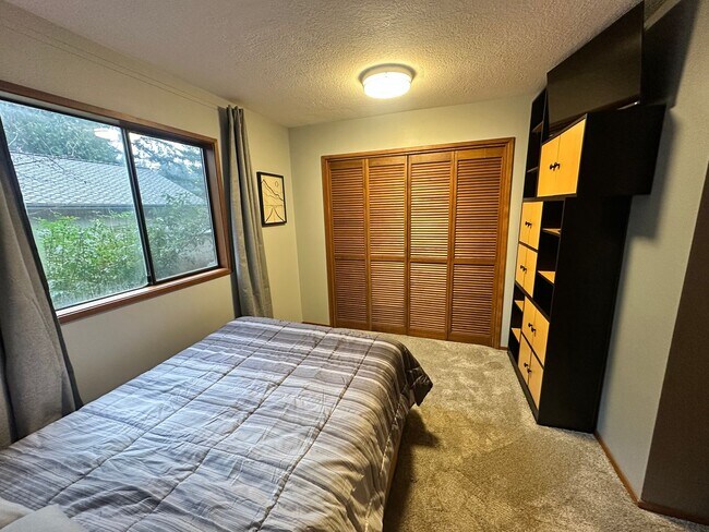 Building Photo - Super Comfortable Furnished Short term rental