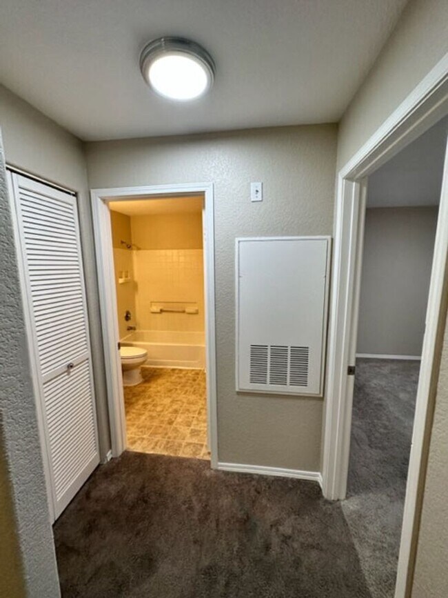Building Photo - GREAT 2 BED, 2 BATH CONDO! READY FOR IMMED...
