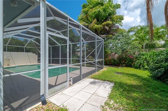 Building Photo - 2102 SW Mayflower Dr