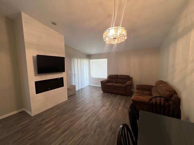 Building Photo - 675 Ridge Rim Way