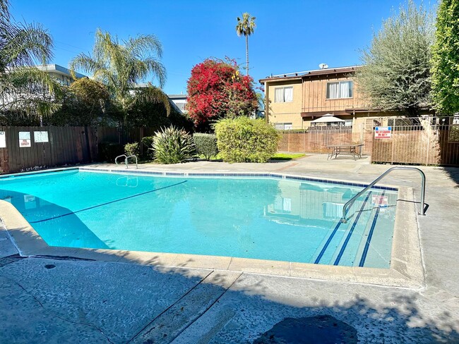 Building Photo - 2-bedroom 2 bath Condo in Van Nuys