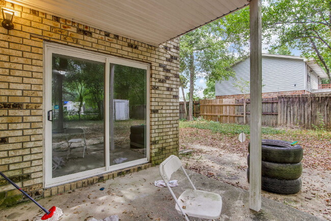 Building Photo - Desirable townhouse centerally located.