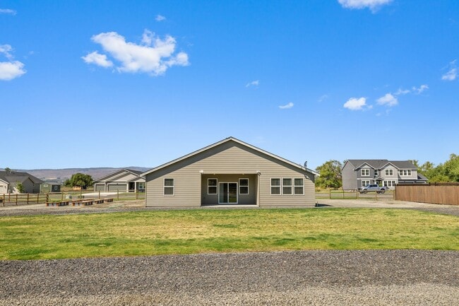 Building Photo - 4 Bedroom Home with Spacious Fully Fenced ...