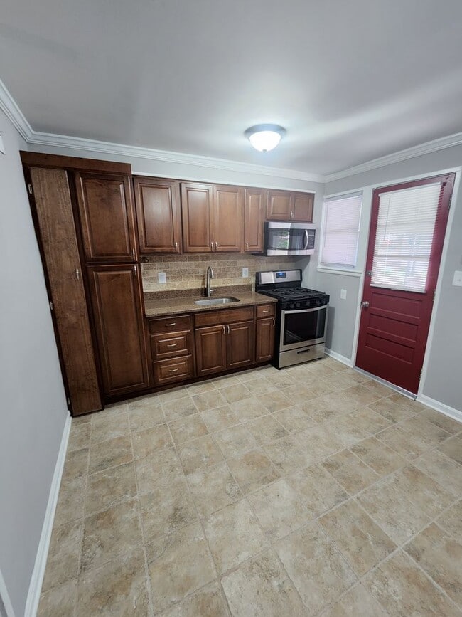 Building Photo - Beatuiful Two Bedroom Town Home