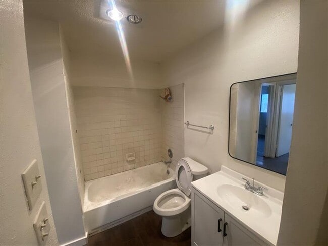 Building Photo - Spacious 3/2 duplex with a garage