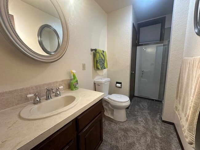 Building Photo - Three Bedroom / Two Bathroom Home