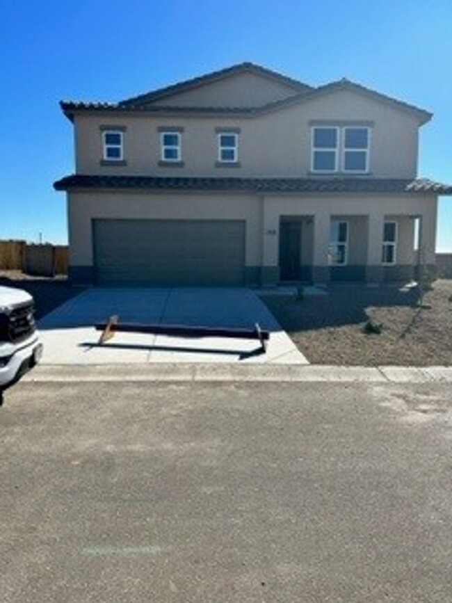 Building Photo - SPACIOUS 4 BEDROOM HOME!