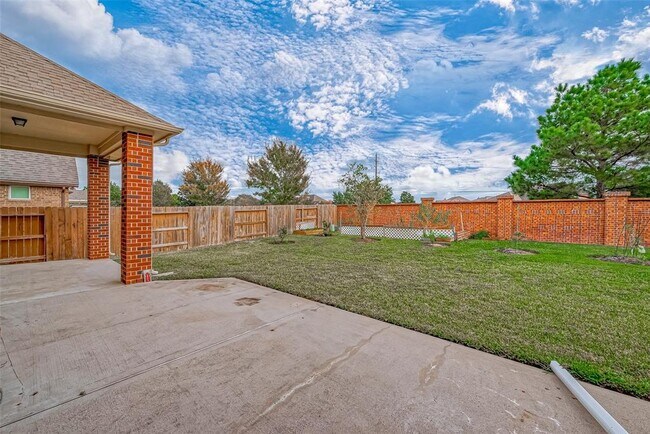 Building Photo - 25719 Oakwood Knoll Dr