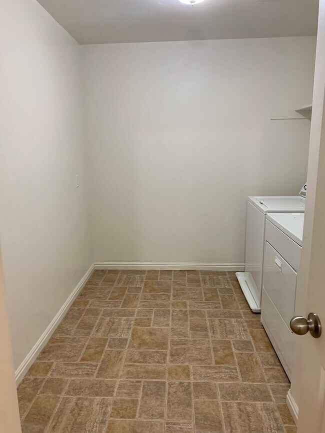 Building Photo - Riverton Townhome with Large Floorplan