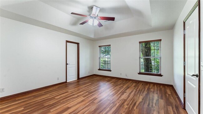 Building Photo - 1135 N Vista Pl