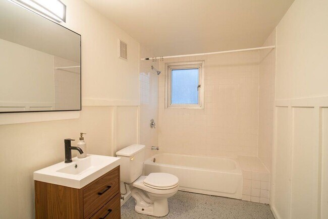 Building Photo - 15 Burbank Dr SW