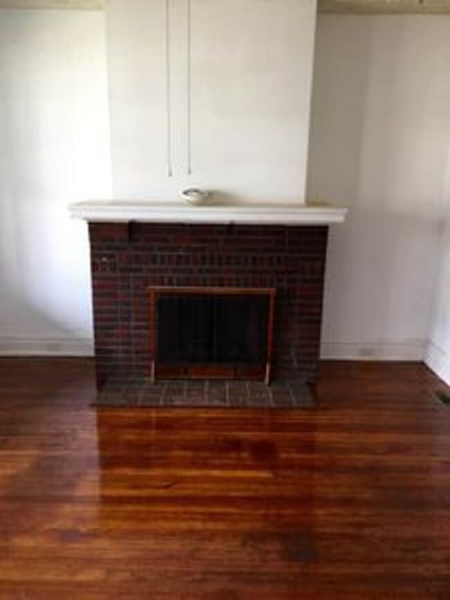 Building Photo - 5 bed 2 bath, central all electric HVAC, laundry, fenced yard house!