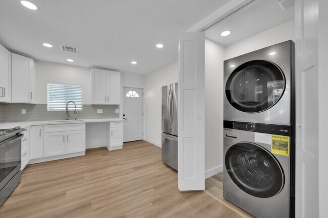 Building Photo - Beautifully updated 3-bedroom, 2-bath sing...