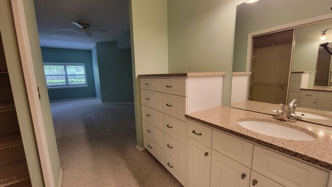 Building Photo - Desirable 2 bed/ 2 bath/1 car Condo in The...