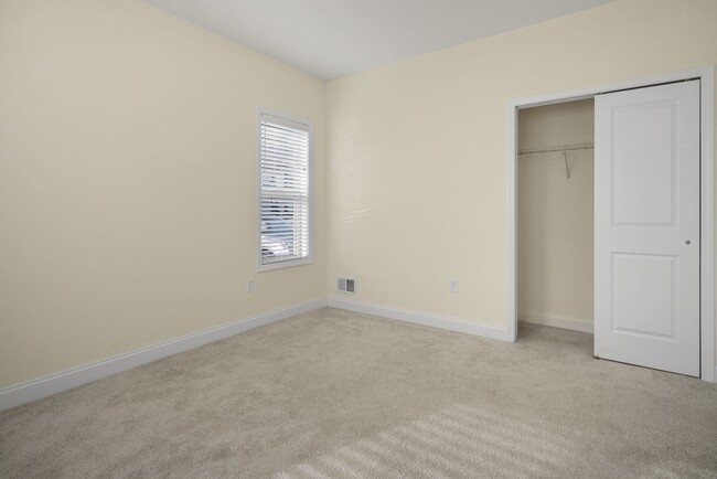 Building Photo - 808 W Creek Ln