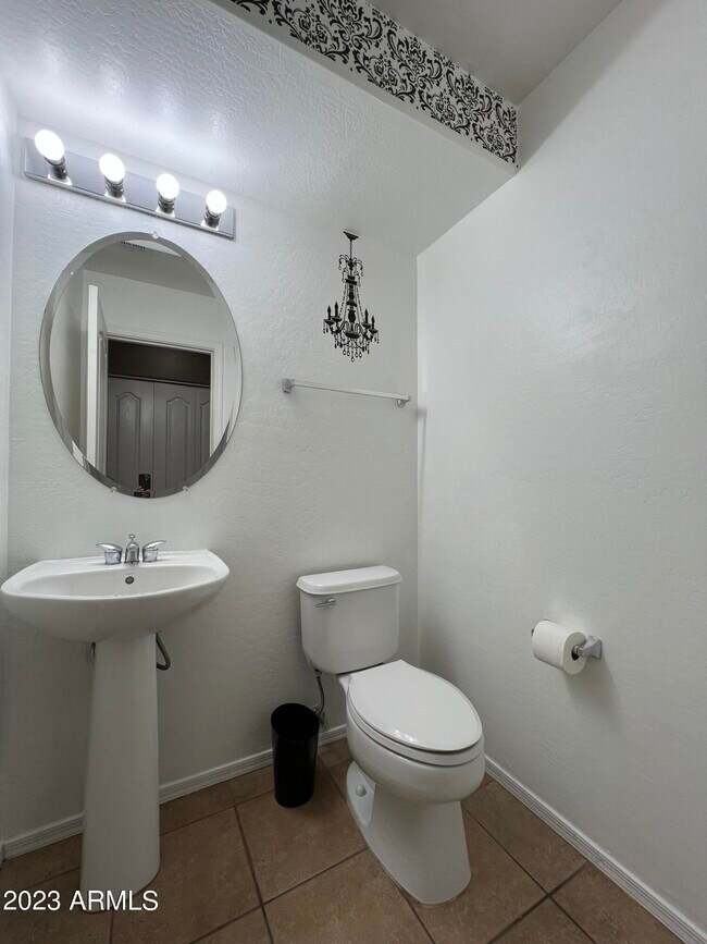 Building Photo - 2709 E Bart St