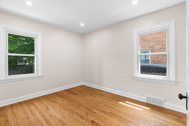 Building Photo - 1388 Vernier Rd