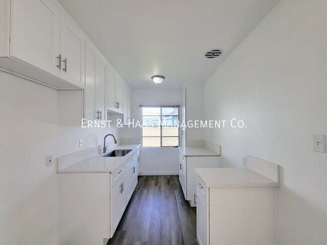 Building Photo - Lovely 1 Bedroom Apartment with Fresh Pain...