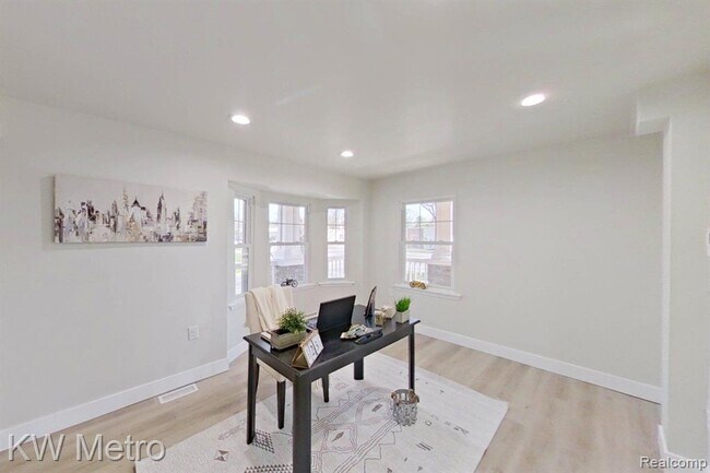 Building Photo - 695 Livernois St