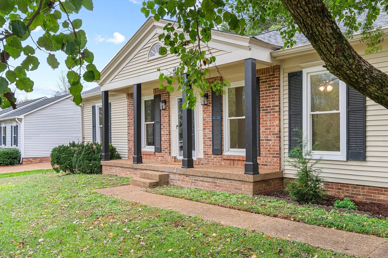 Building Photo - 723 Riverview Dr