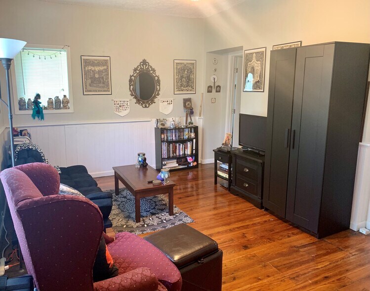 Building Photo - 141 William St