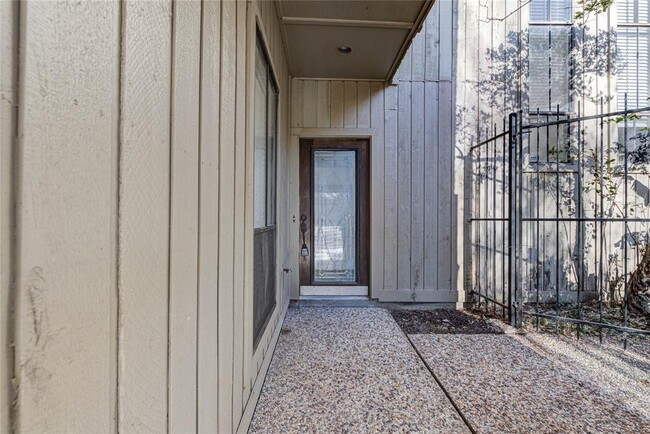 Building Photo - 9400 Doliver Dr