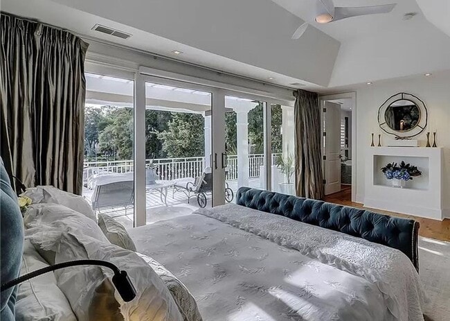 Building Photo - Spectacular Furnished Harbourfront Home in...