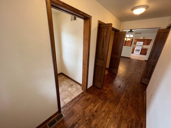 Building Photo - 409 S Broadway Ave