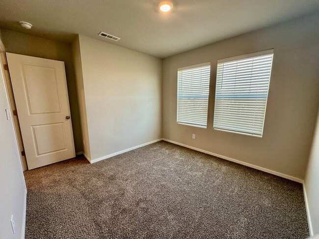 Building Photo - 4 Bedroom Home with Attached 2 Car Garage!