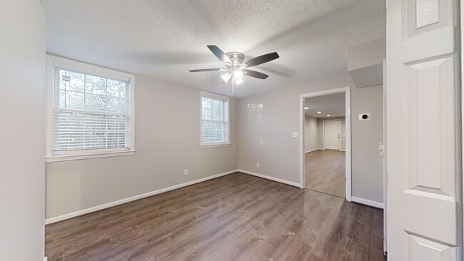 Building Photo - Spacious Home Conveniently Located close t...