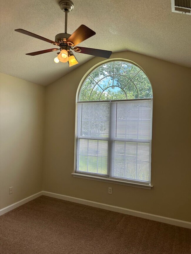 Building Photo - 3 Bed 2 Bath