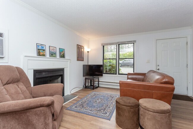 Building Photo - Available early August! One level, 2 bedroom duplex close to Chapel Hill and Durham!